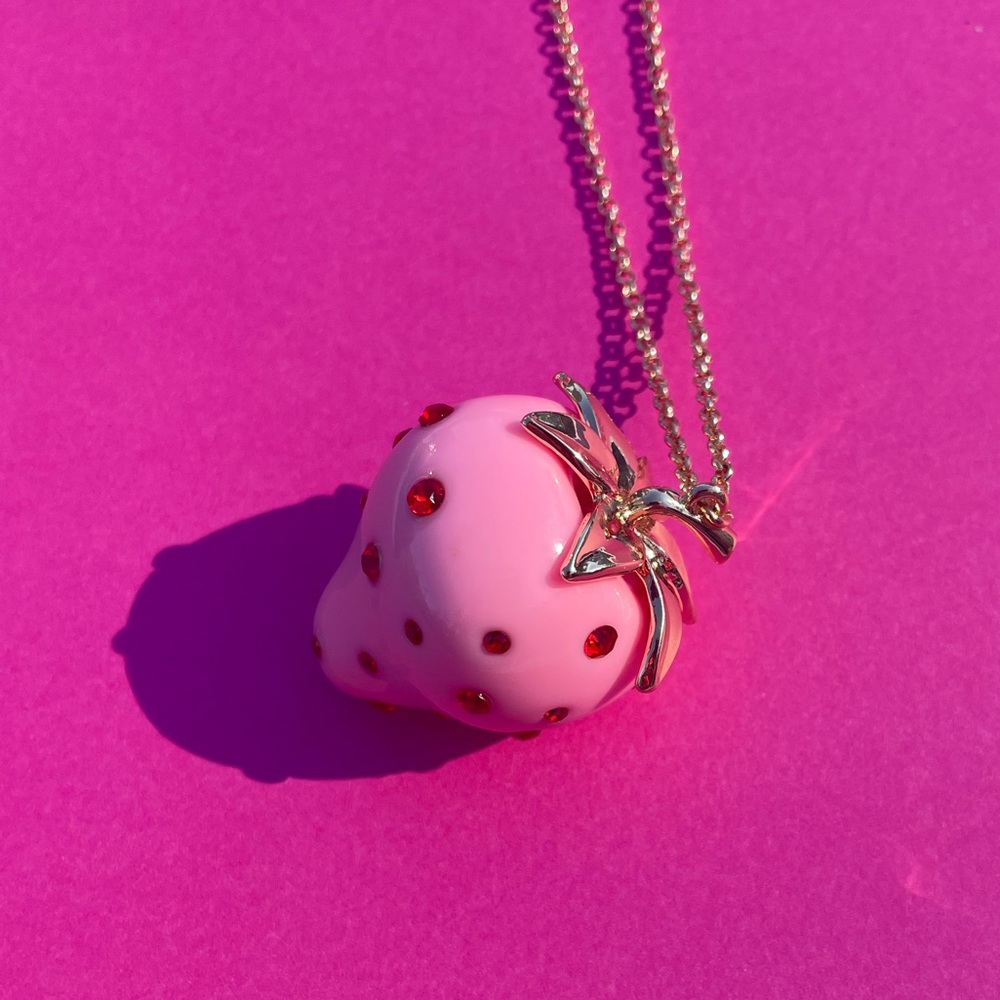 NWT Betsey Johnson Strawberry Long Pendant Necklace Pink & Gold - Picture 5 of 5